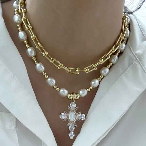 Collar Cruz Exagerada con Perlas