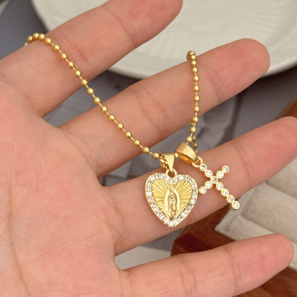 Collar Religioso con forma de Corazon